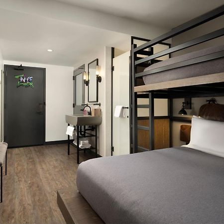 Moxy Chicago Downtown Hotel Exterior photo